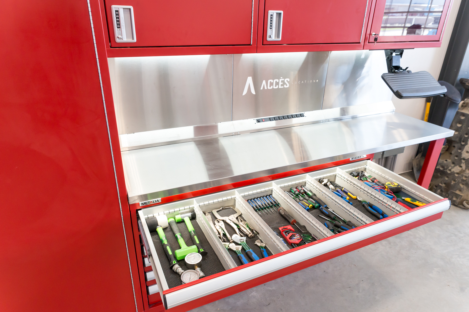Un coffre à tiroirs pour le rangement des outils de techniciens