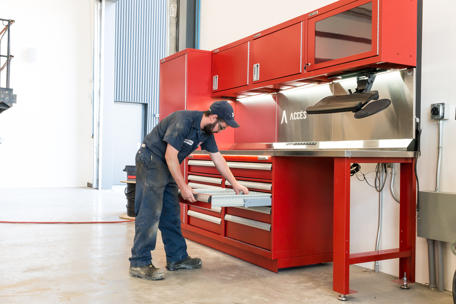 Un technicien range ses outils dans un établi Metalia