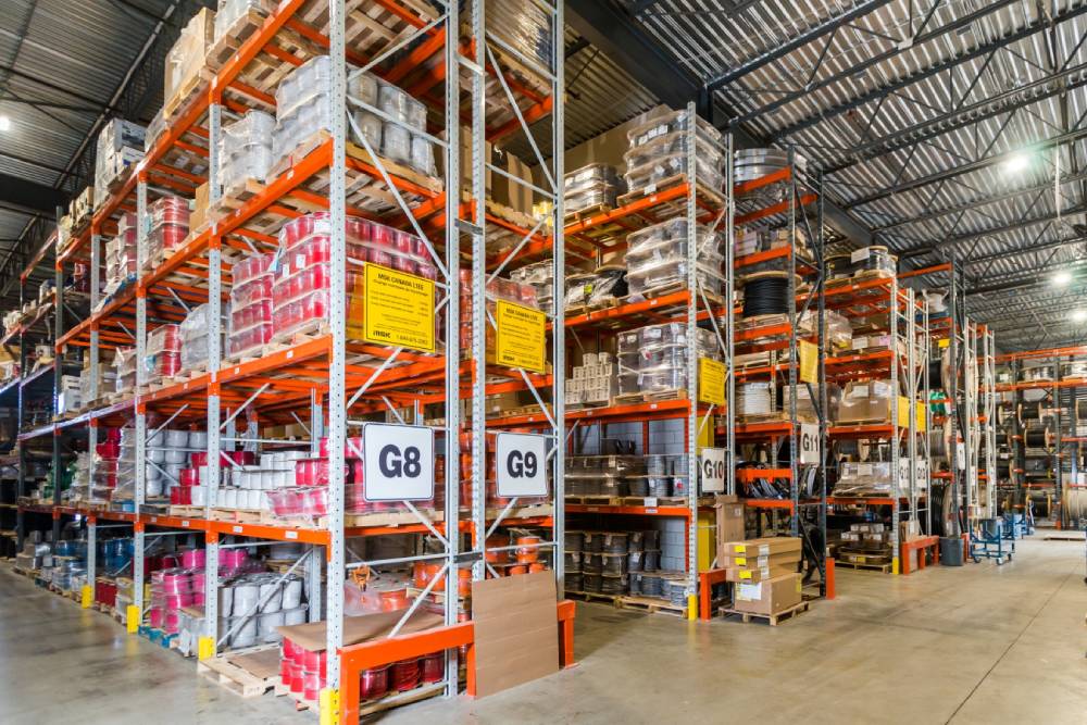 Système de rayonnage simple profondeur dans l'aggrandissement d'entrepôt Guillevin Brossard