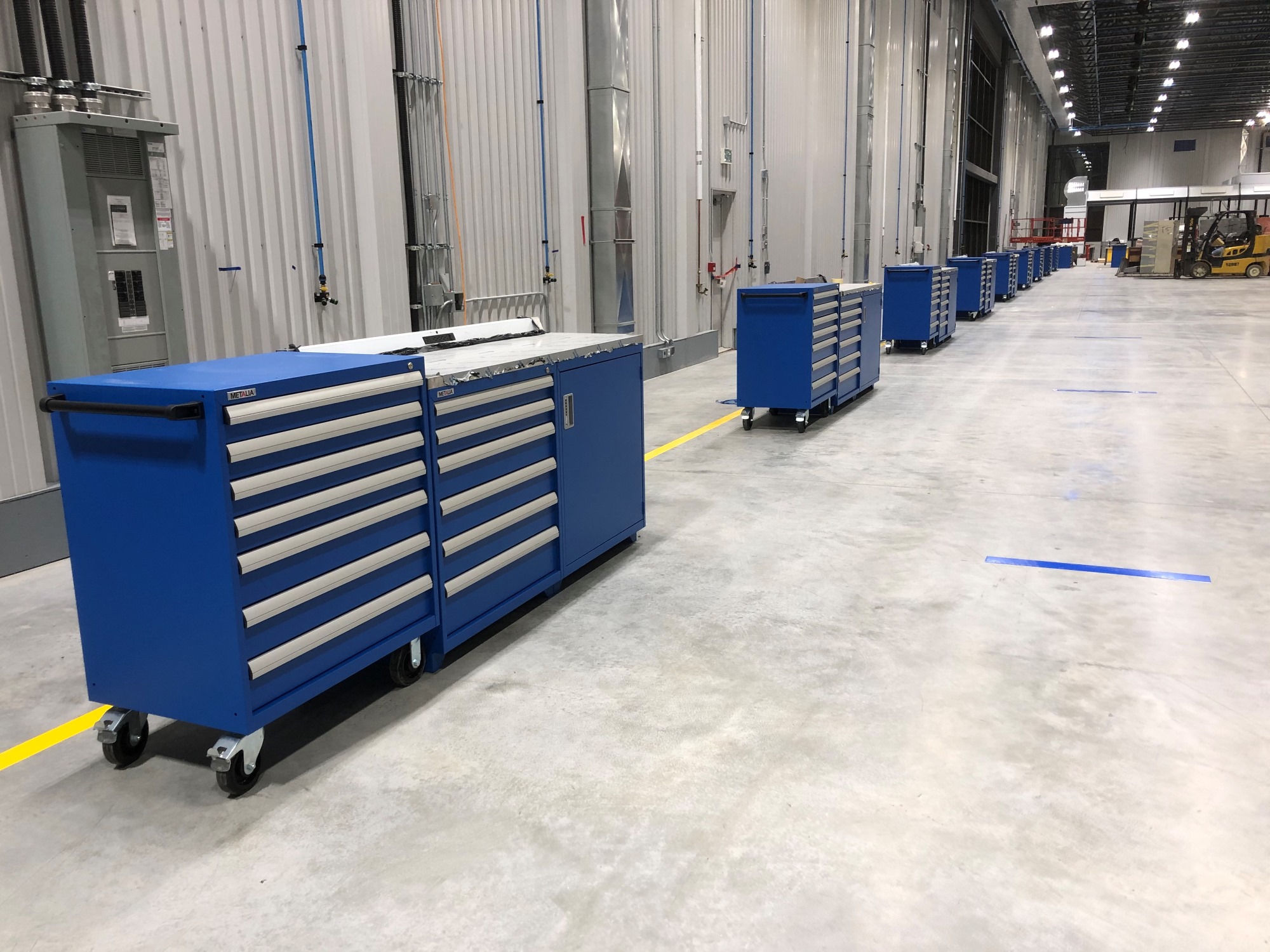 Modular cabinets installed in Microbird’s high-productivity plant in Drummondville.