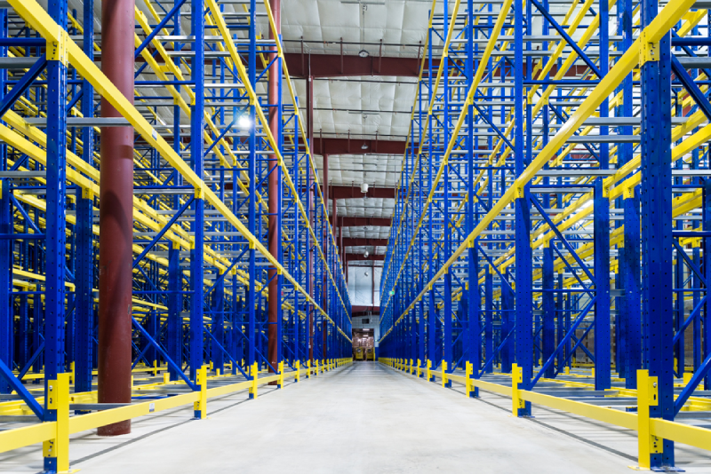 Systèmes de palletiers bleu et jaune installés dans l'entrepôt de l'entreprise Massilly par l'équipe de chez MSK Canada.