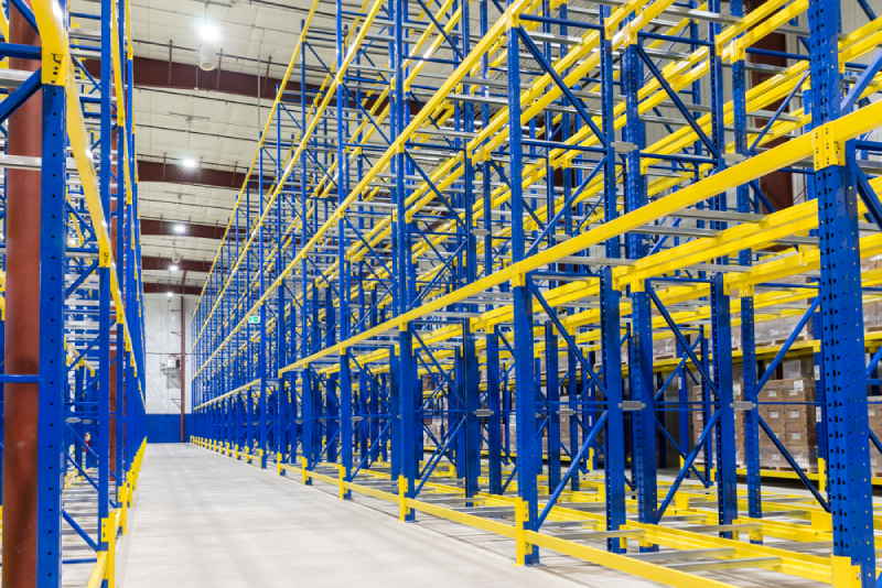 Systèmes de palletiers bleu et jaune installés dans l'entrepôt de l'entreprise Massilly par l'équipe de chez MSK Canada.