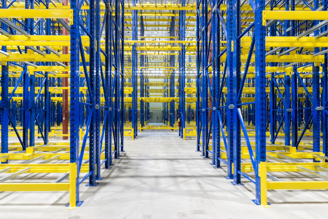 Systèmes de palletiers bleu et jaune installés dans l'entrepôt de l'entreprise Massilly par l'équipe de chez MSK Canada.