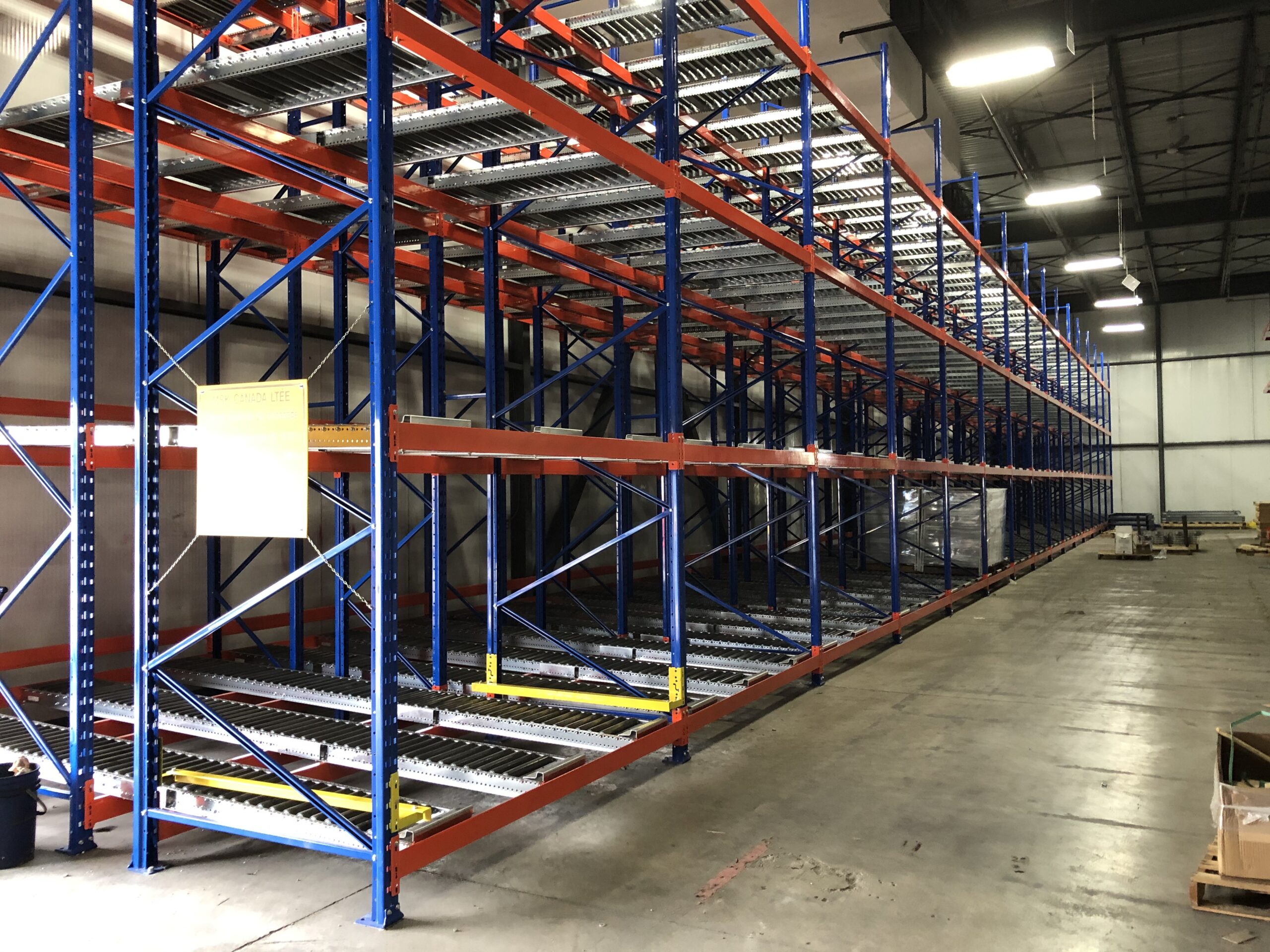 Système de rayonnage pallet flow installé par l'équipe de chez MSK Canada.