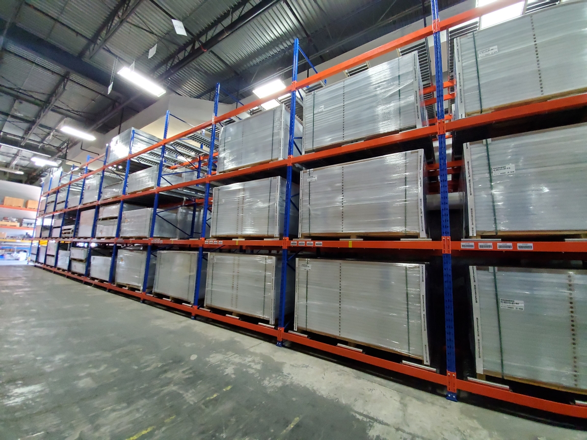 Système de rayonnage pallet flow installé par l'équipe de chez MSK Canada.