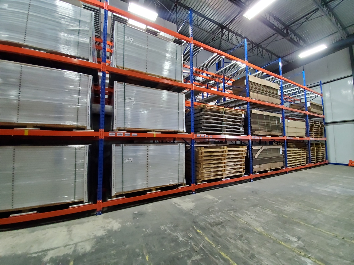Système de rayonnage pallet flow installé par l'équipe de chez MSK Canada.