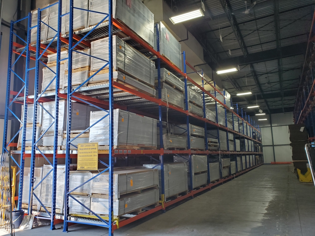 Système de rayonnage pallet flow installé par l'équipe de chez MSK Canada.