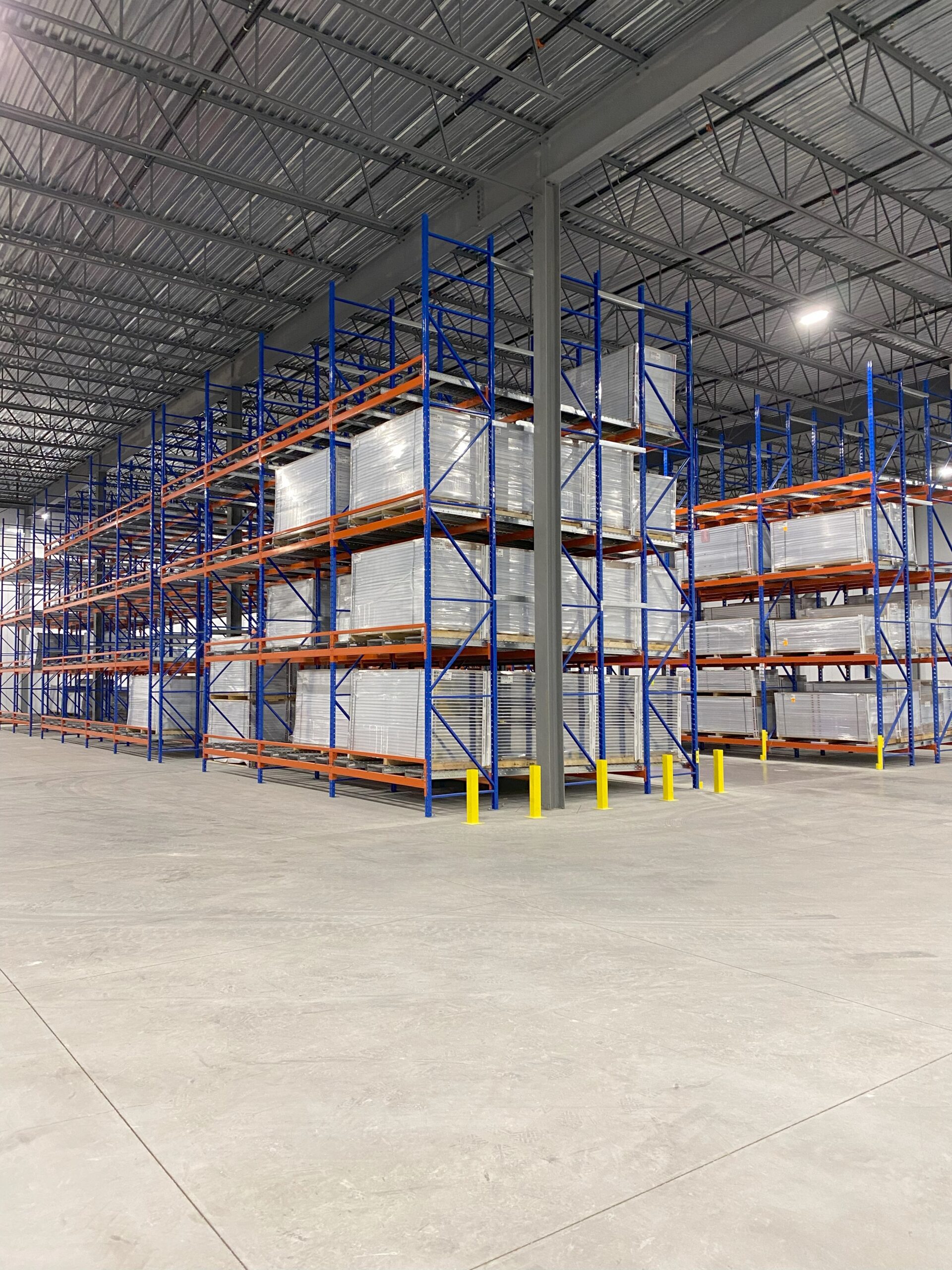 Système de rayonnage pallet flow installé par l'équipe de chez MSK Canada.