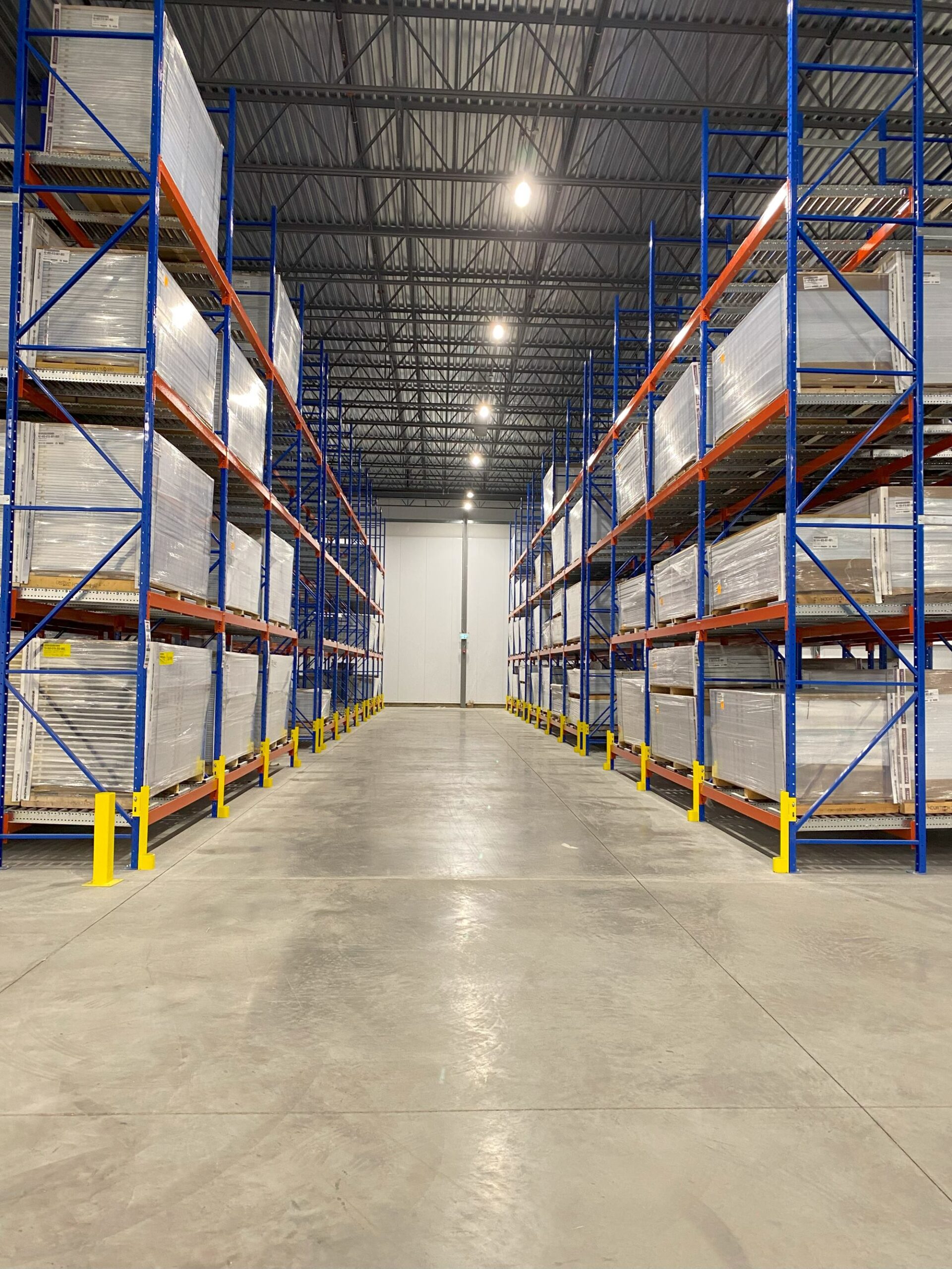 Du rayonnage pallet flow installé chez un important fabricant de portes et fenêtres