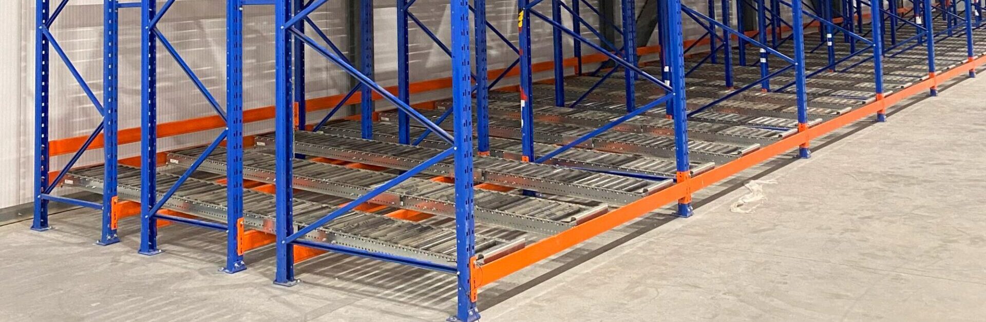 Installation de rayonnage de type pallet flow chez le manufacturier Novatech