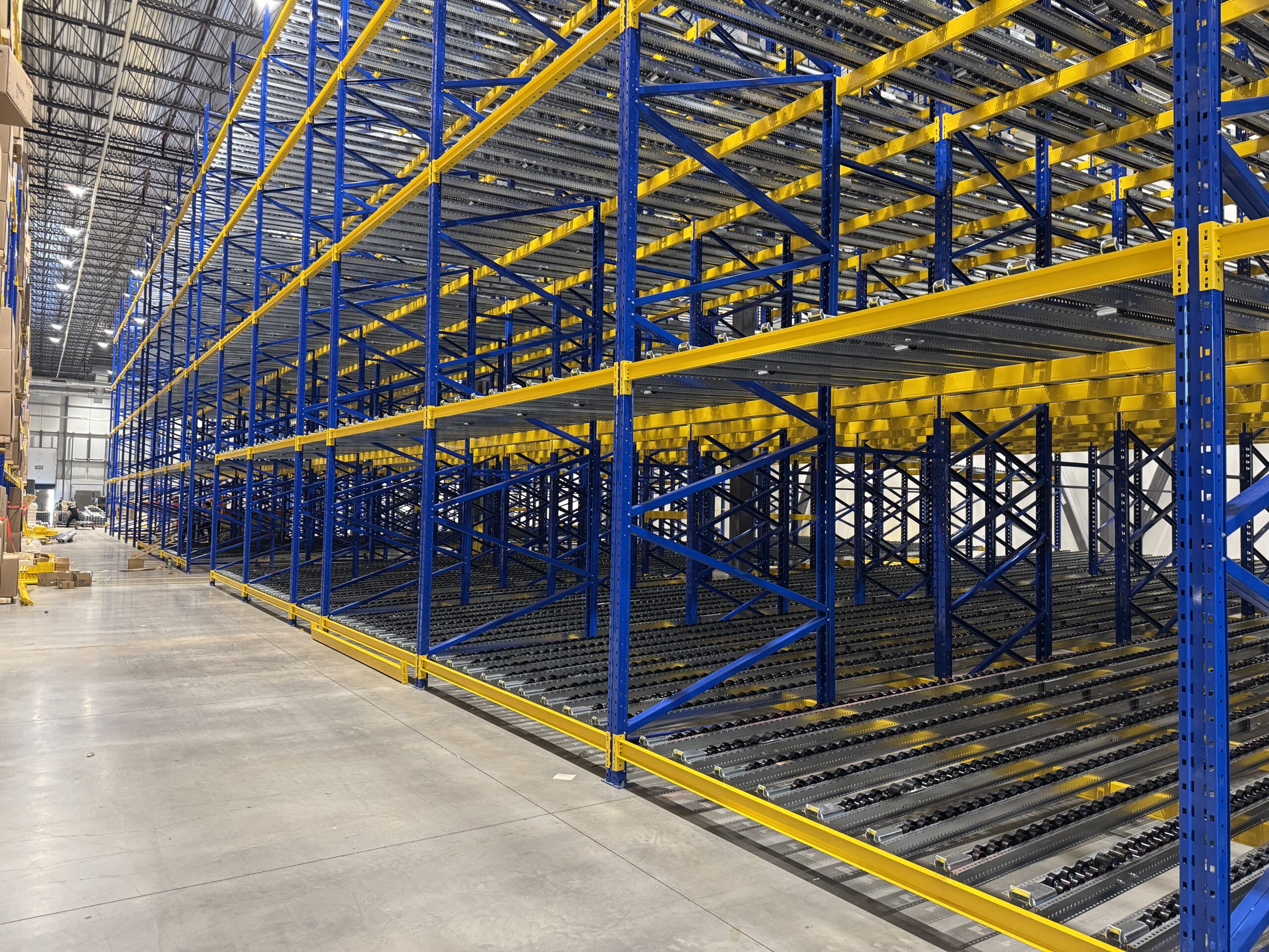 Des palettiers blue et jaune complètement vides