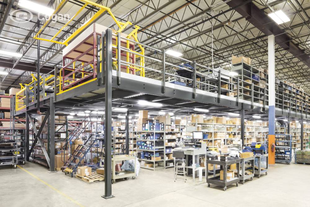 Une mezzanine sur plusieurs étages dans un entrepôt.