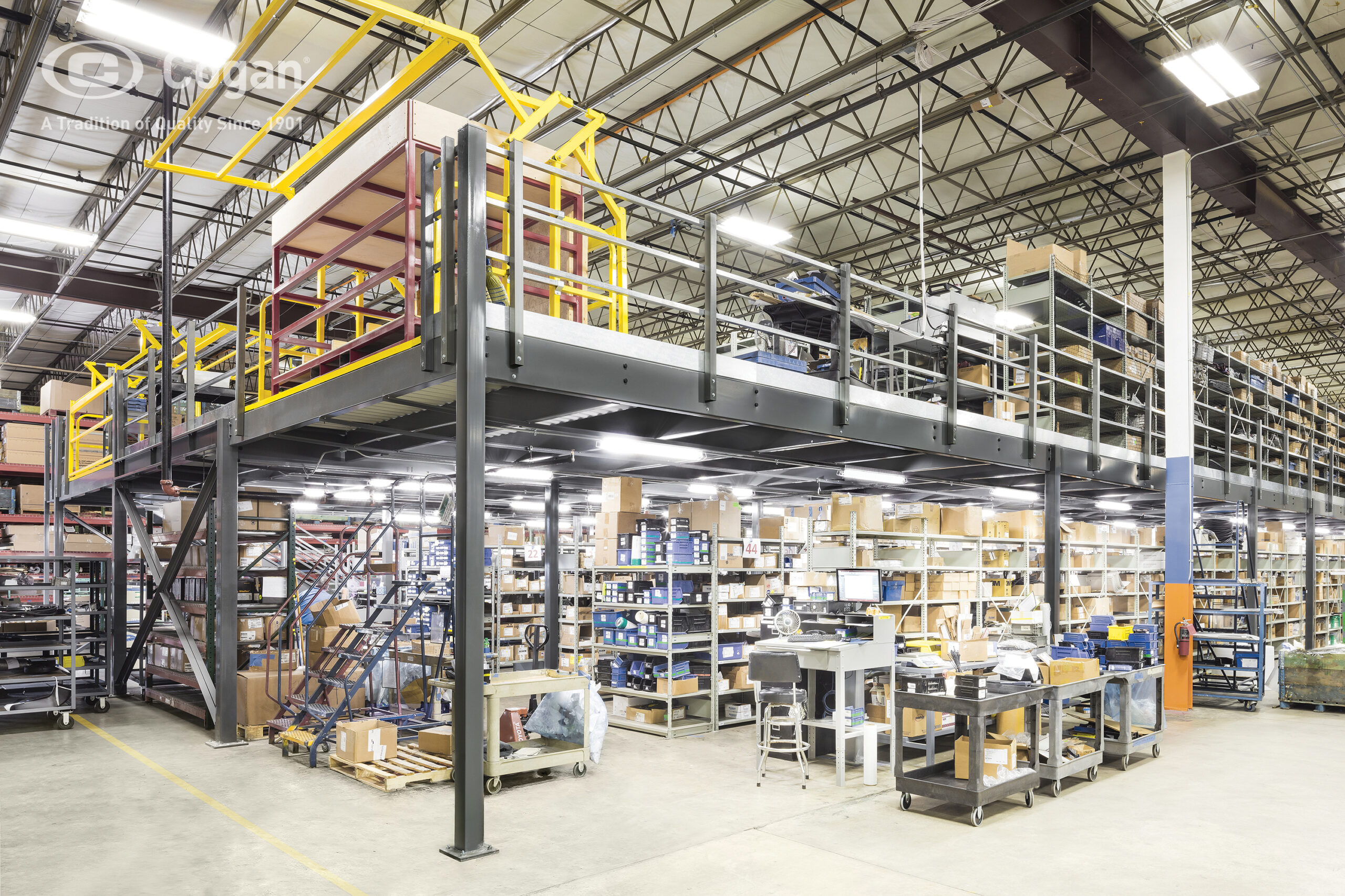 Une mezzanine sur plusieurs étages dans un entrepôt.