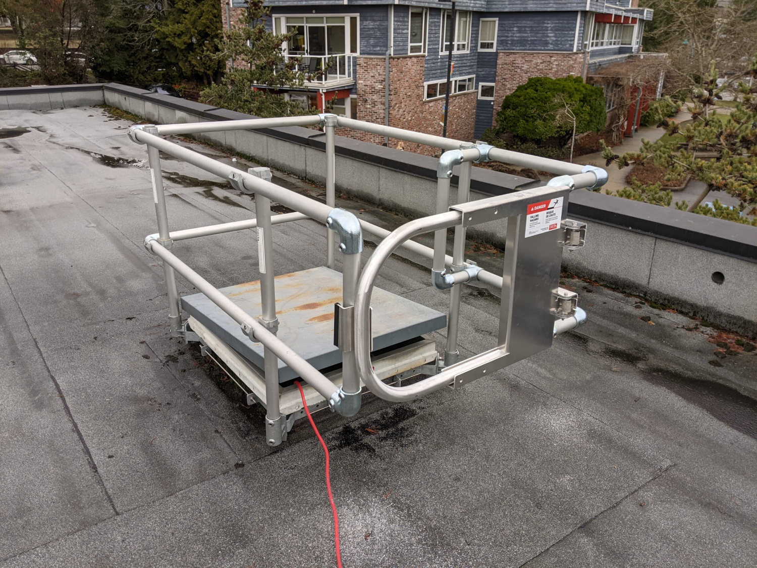 Delta Prevention guardrail for roof hatch