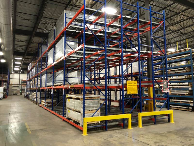 A dynamic accumulation pallet rack, or pallet flow, in a warehouse.