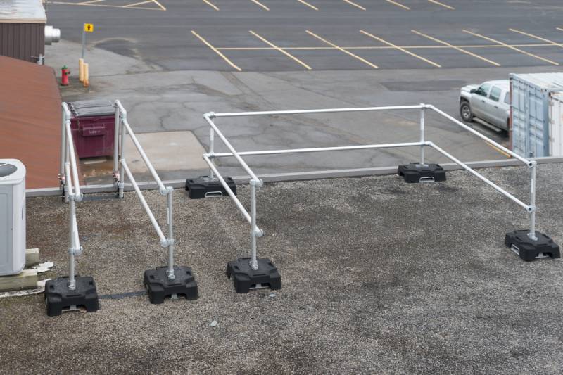 Un stabilisateur d'échelle sur un toit plat.