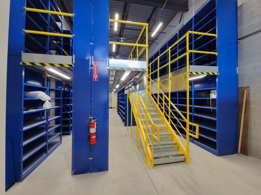 Une mezzanine bleue et jaune dans un magasin de pièce automobile.