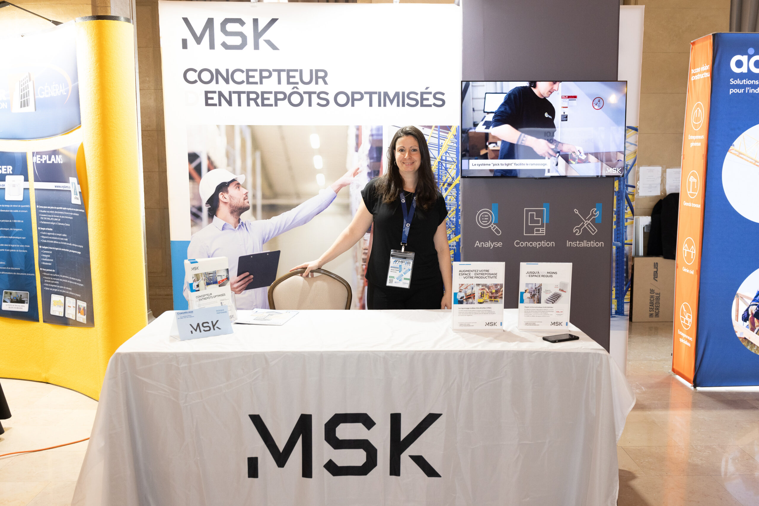 Un employé de chez MSK Canada qui se tient devant leur kiosque au congrès de la CEGQ 2025.