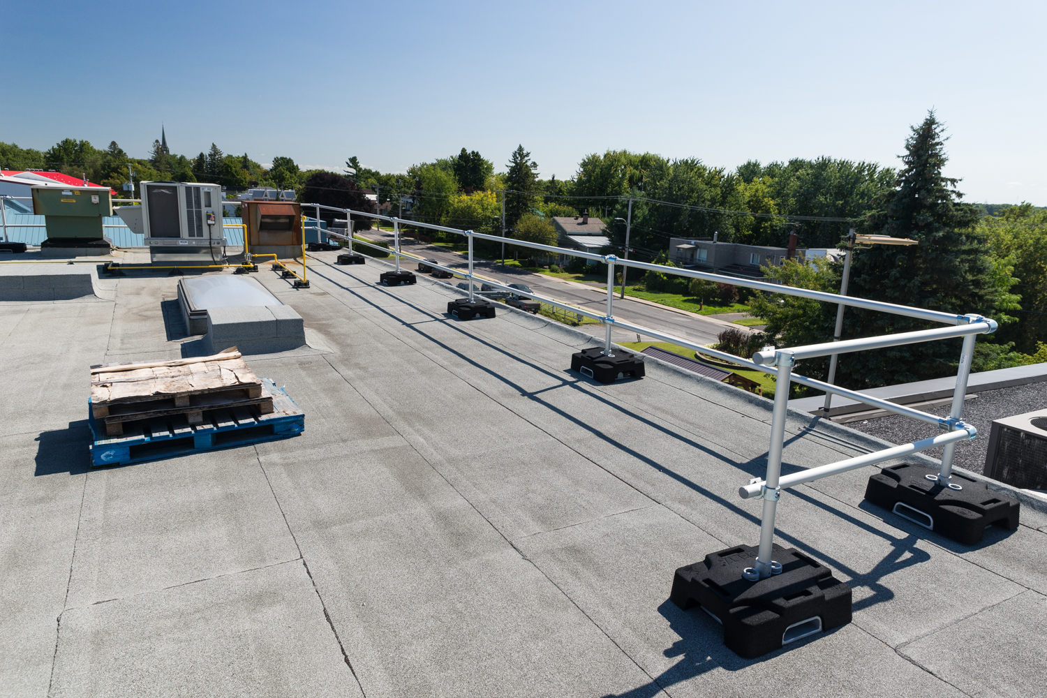 Freestanding guardrail zone on a roof.Freestanding guardrail zone on a roof.