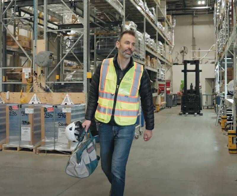 Un employé de chez MSK Canada qui se dirige pour faire une maintenance préventive.