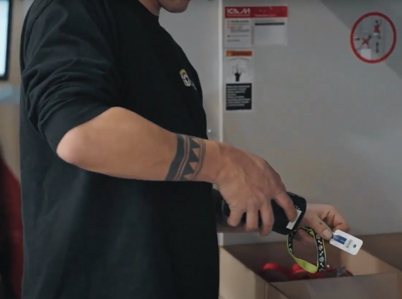 Un employé qui scan un produit provenant d'une RIGO.
