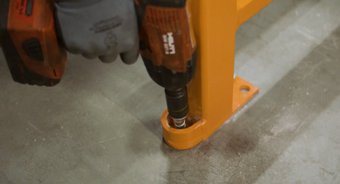 Perçeuse qui installe un système de palletier