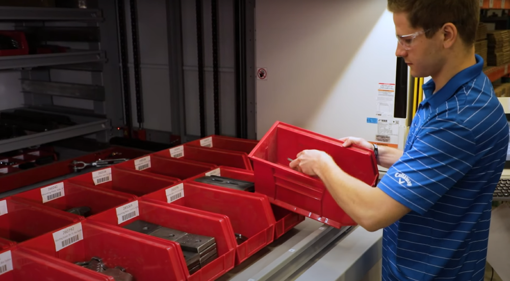 Employé qui retire une pièce d'un VLM Vidir.