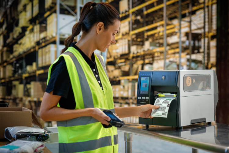 Un employé qui imprime une étiquette de livraison.