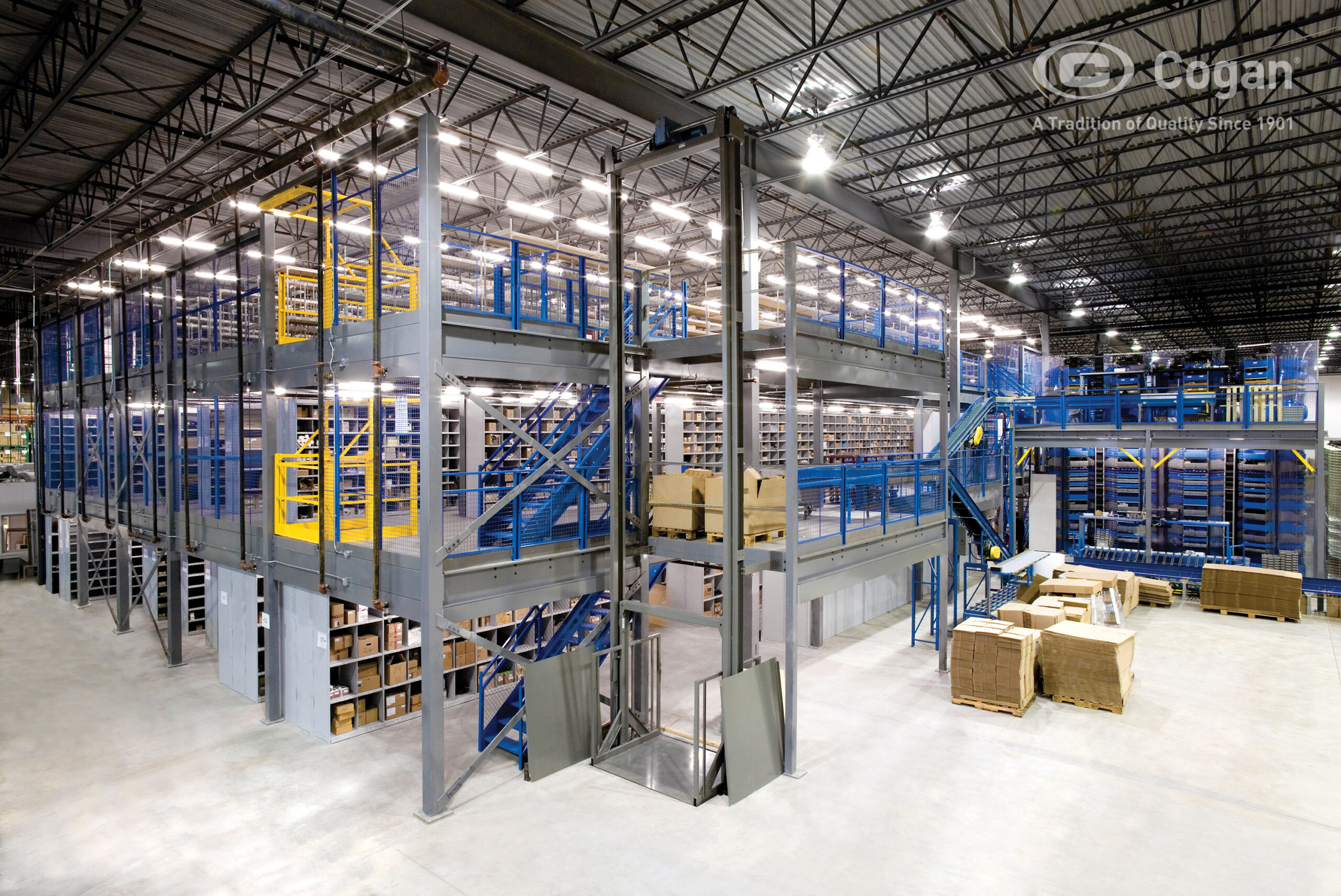 Une mezzanine sur plusieurs étages dans un entrepôt.