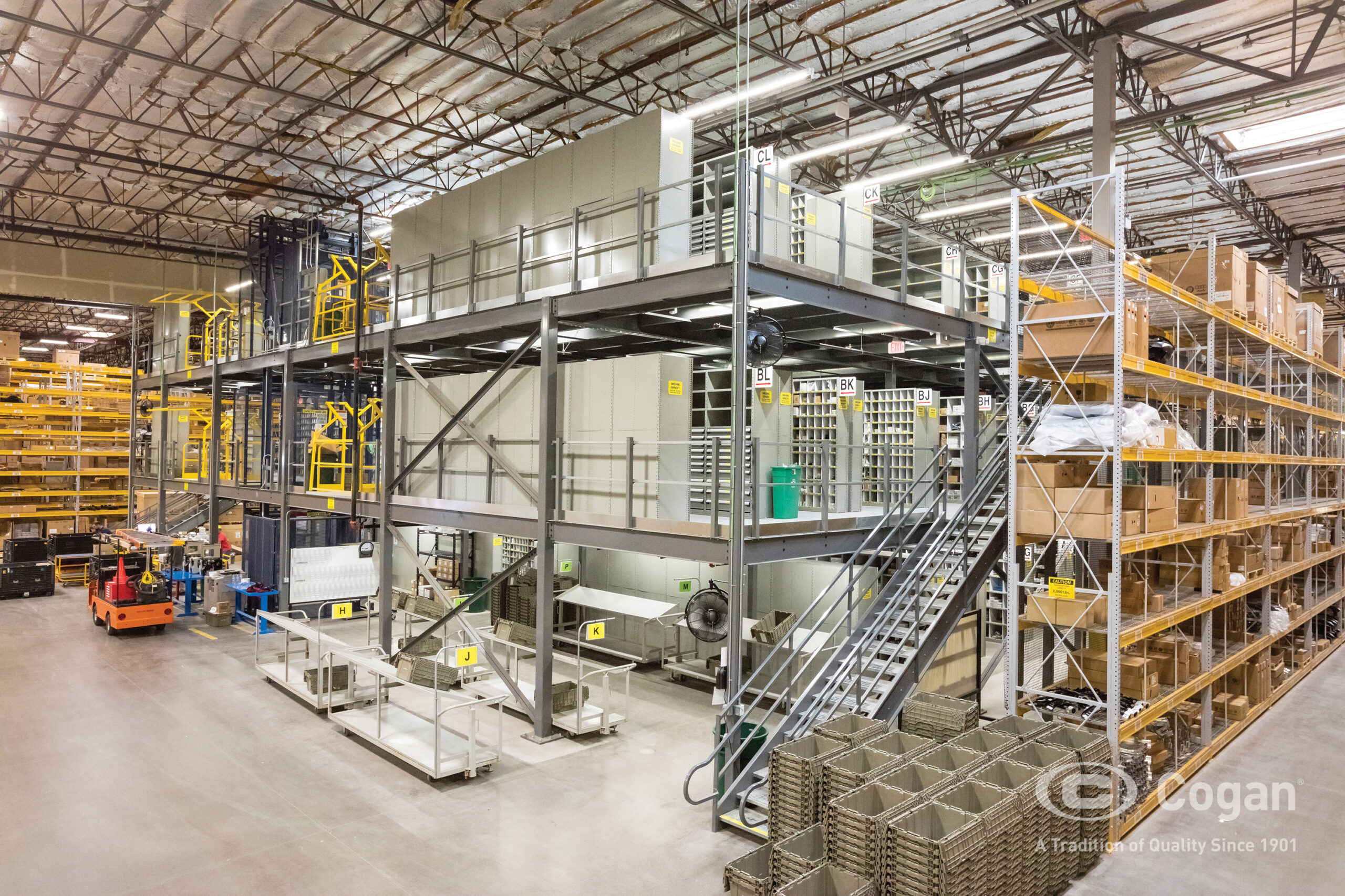 Une mezzanine sur plusieurs étages dans un entrepôt.
