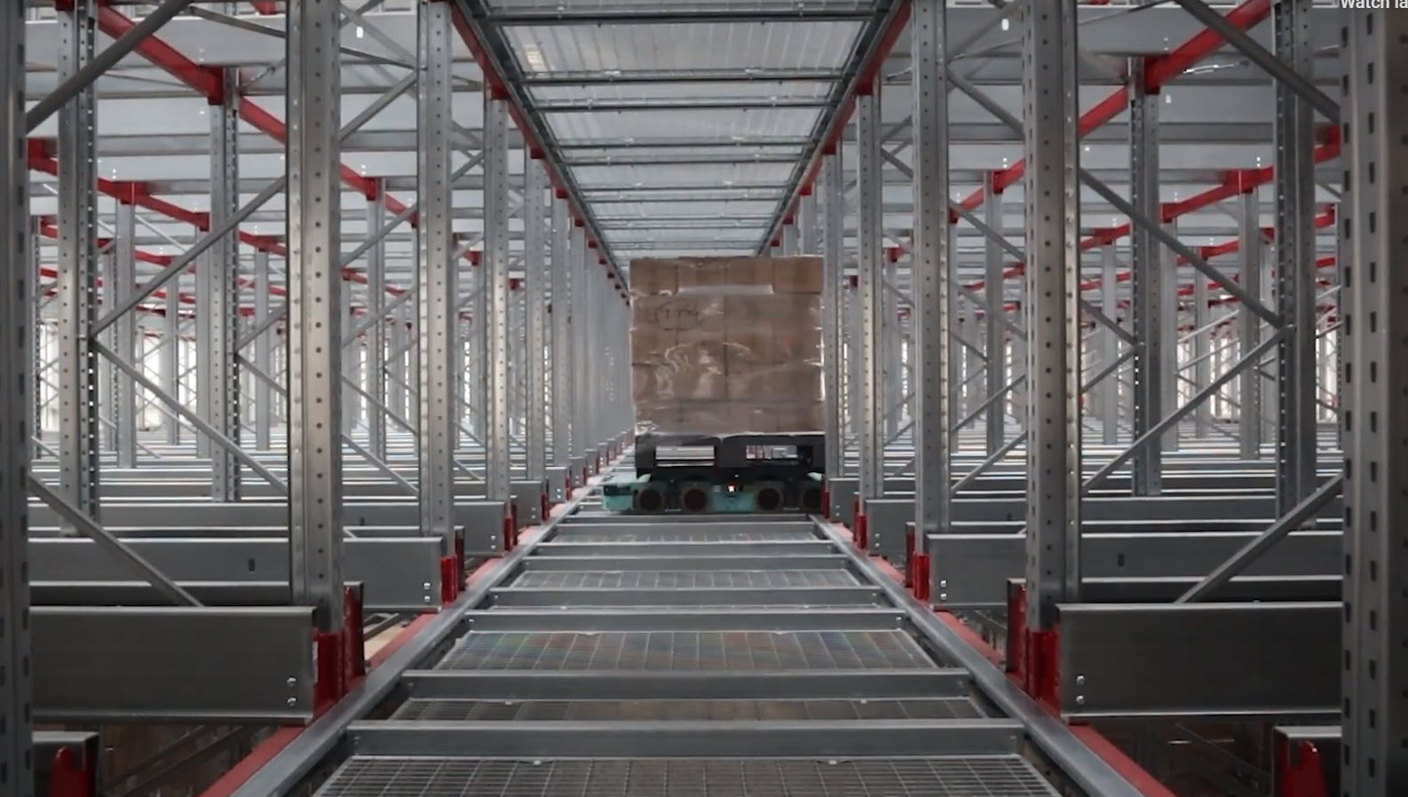 Système de stockage Moffett transportant une plaette.