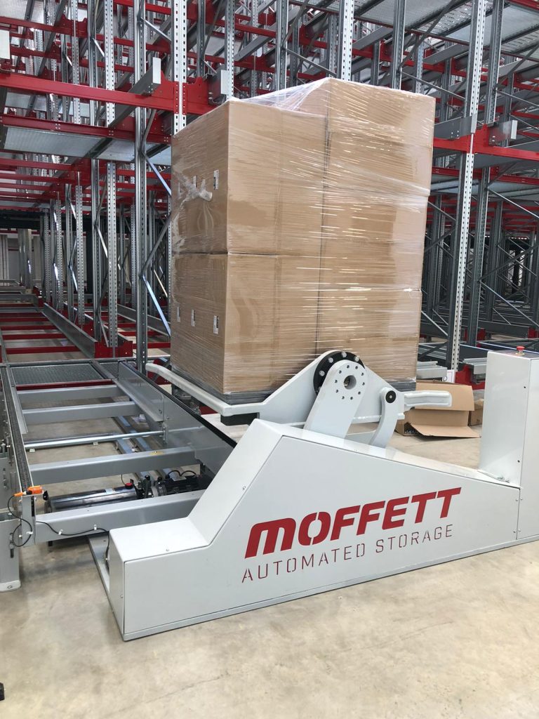 Système Moffett dirigeant une platte vers le racking.