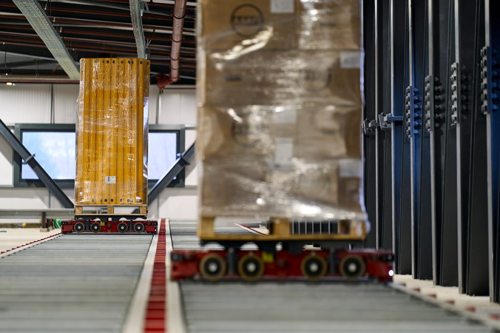 Un taxi Moffett transportant une palette.