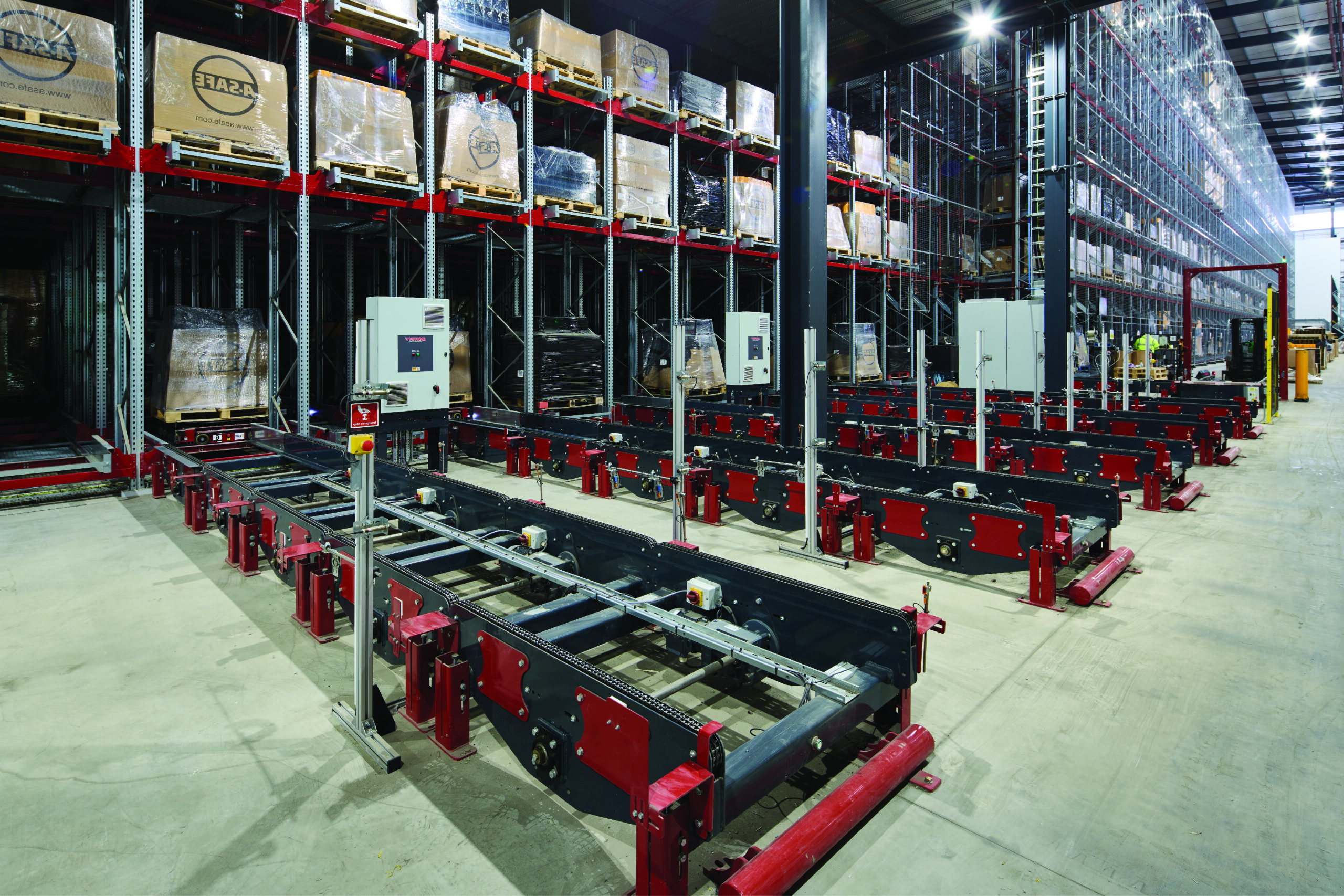 Plusieurs conveyor l'un à côté de l'autre.