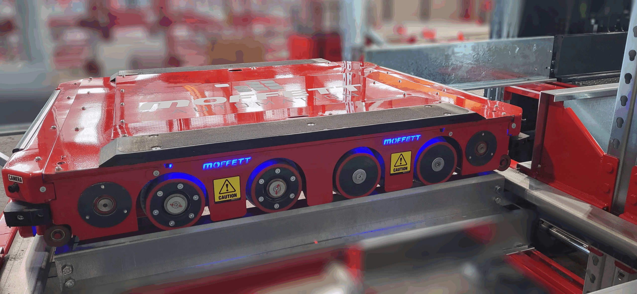 Taxi moffett rouge en action.