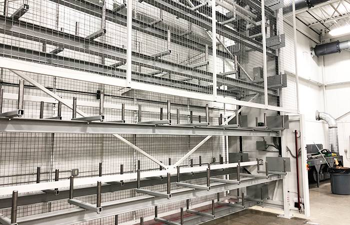 Carrousel à étagères vide.