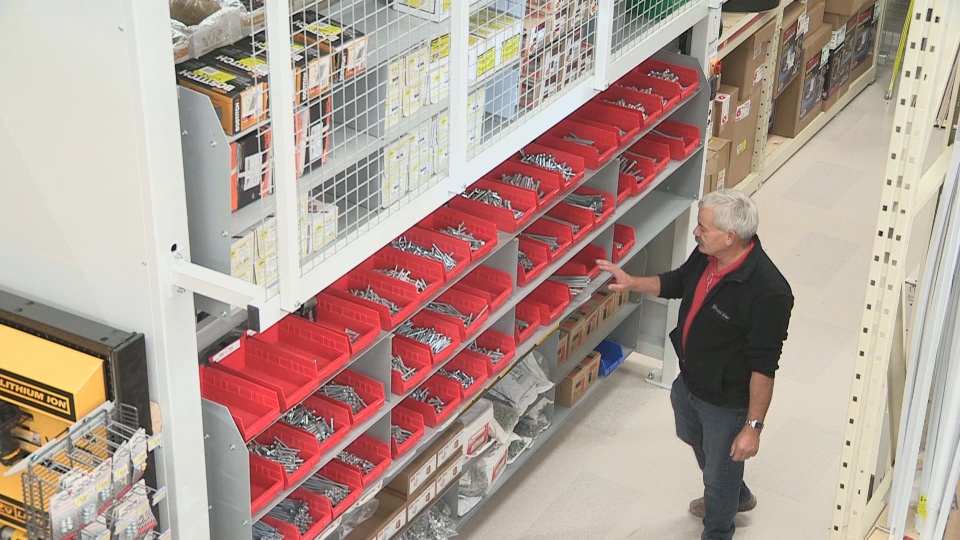 Carrousel à étagères en utilisation.