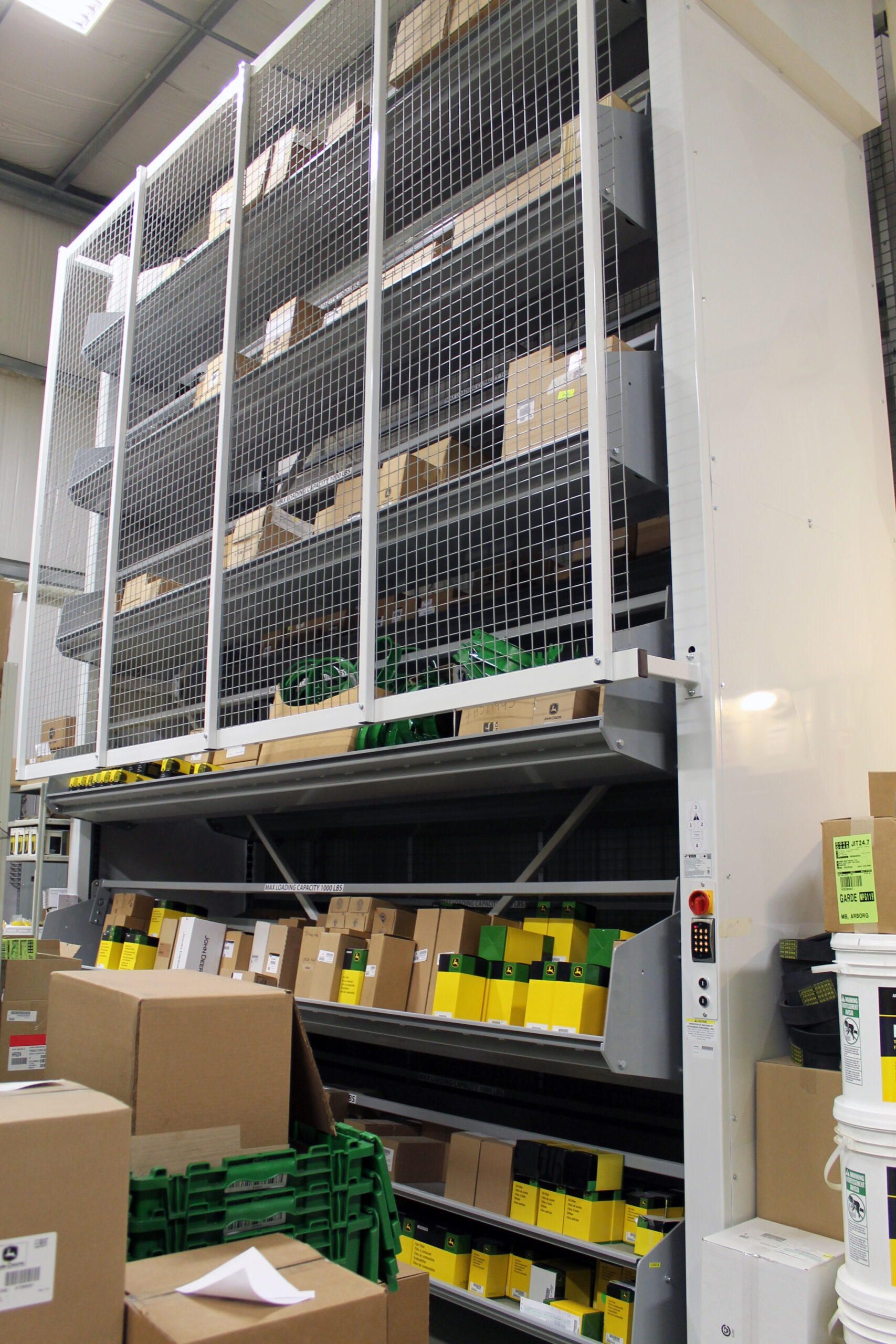 Carrousel à étagères rempli de différentes pièces.